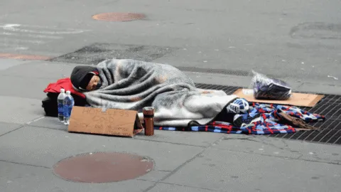 Frío en Nueva York deja al menos 13 muertos por hipotermia