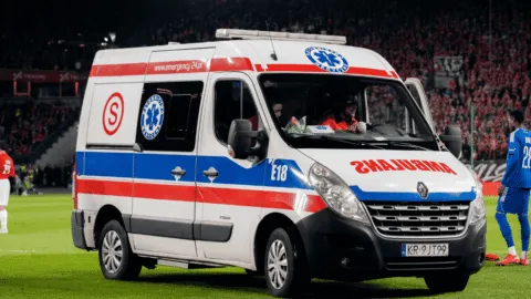 Video fuerte: futbolista cae y convulsiona en pleno partido