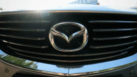 Llaman a revisión a miles de autos Mazda por falla que los deja sin gasolina