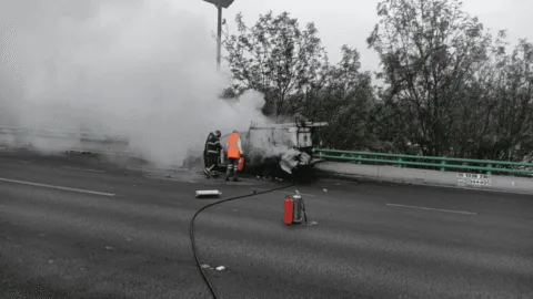 CFE aclara: no les pertenece camioneta incendiada en Periférico