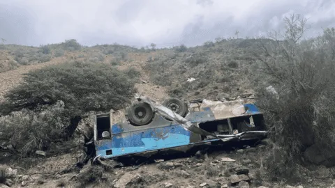 Autobús cae a barranco en Bolivia y deja al menos 14 muertos