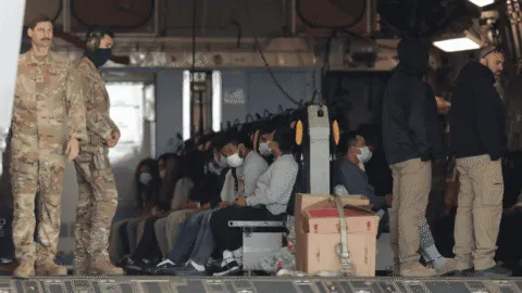 Gobierno da seguimiento a mexicanos detenidos en centro migratorio de Texas