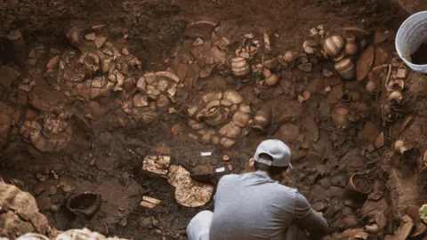 Descubren tumba de más de mil años con piezas de oro en Panamá