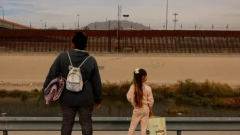 Inmigrantes en EE. UU. dejaron más en pago de impuestos entre 1994 y 2023 que los beneficios que recibieron