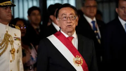 Nuevo presidente interino en Perú arranca entre controversias
