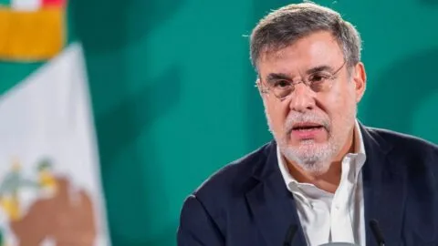 Libros reavivan dudas: ¿el Gobierno debe investigar entorno de AMLO?