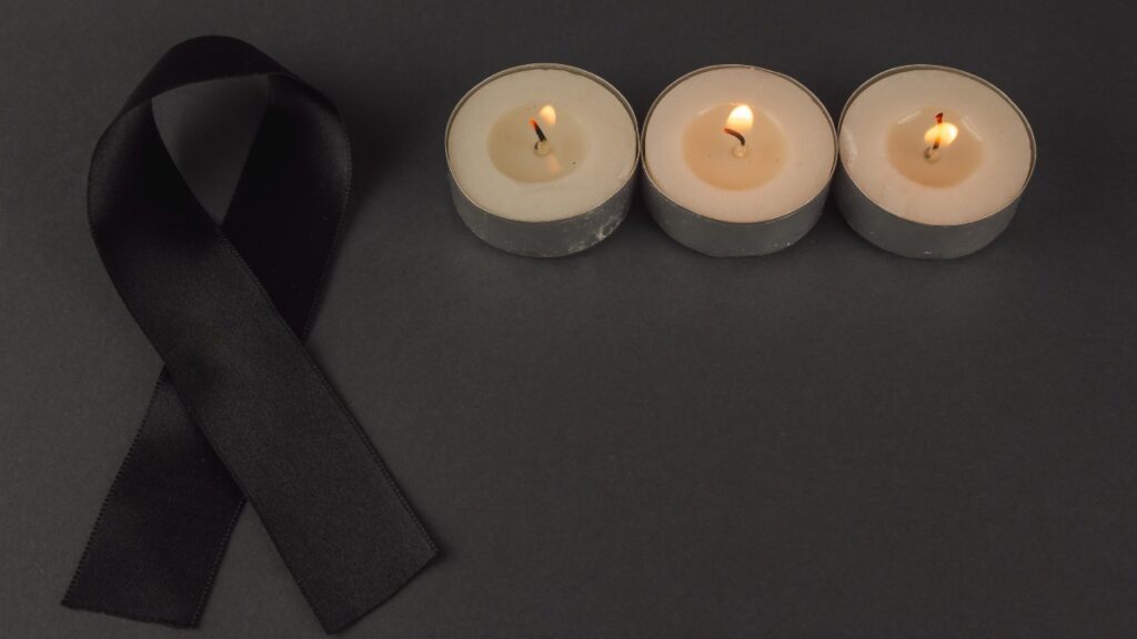 La “regla de 3” vuelve a estremecer al mundo del entretenimiento: ¿qué celebridades murieron?