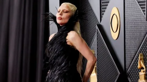 Lady Gaga impacta con un vestido de cisne negro en los Grammy 2026