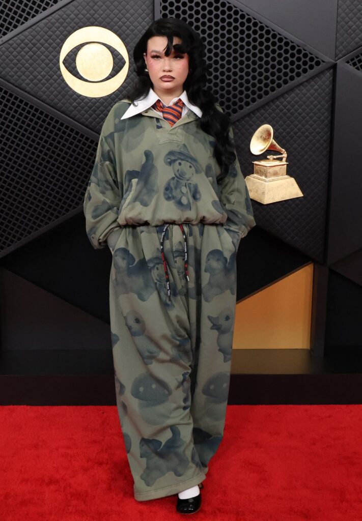 Lola Young en los Grammy 2026.