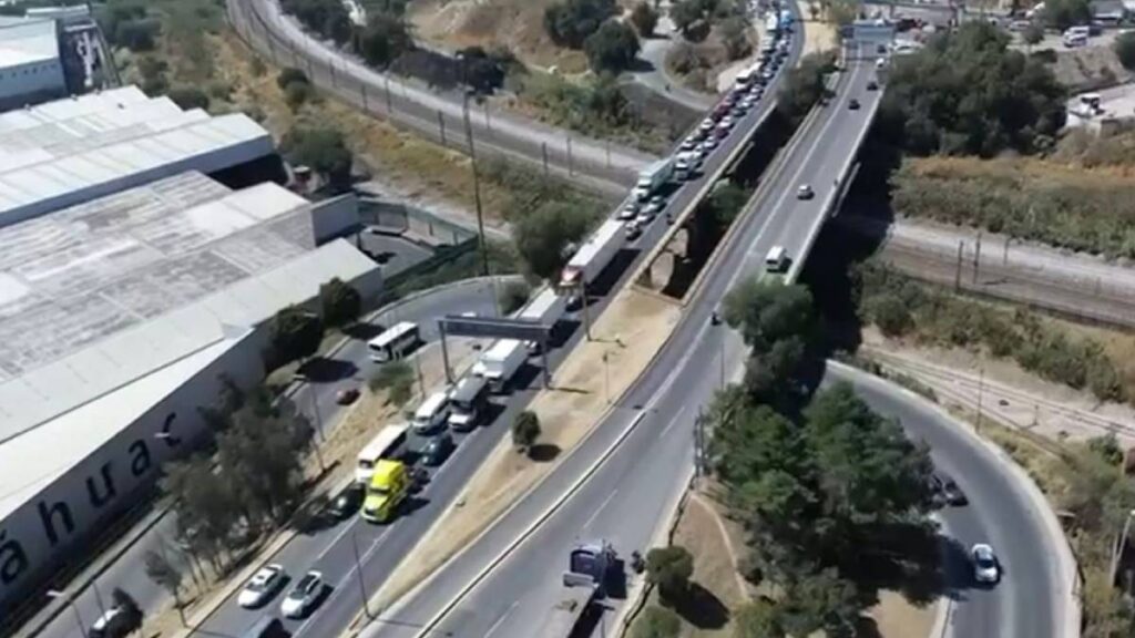Habitantes de Tultitlán, bloquean la Vía José López Portillo.