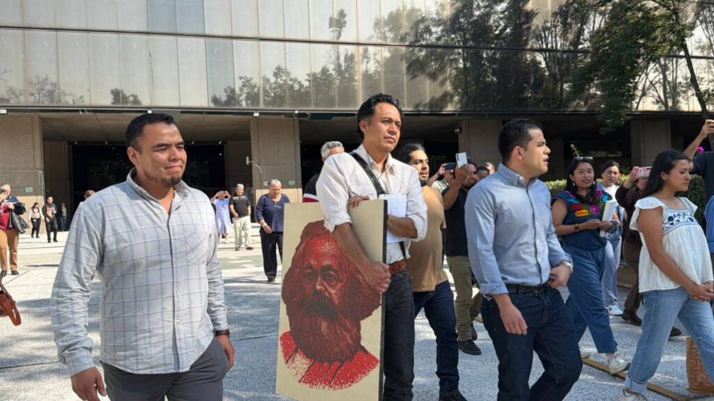 Marx Arriaga deja instalaciones de la SEP.