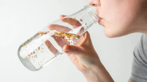 ¿Bebes agua embotellada? Expertos alertan que mexicanos consumen nanoplásticos