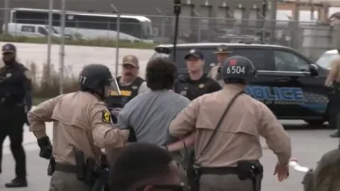 Migrantes detenidos por ICE en Estados Unidos pueden tardar hasta 4 meses en ser localizados