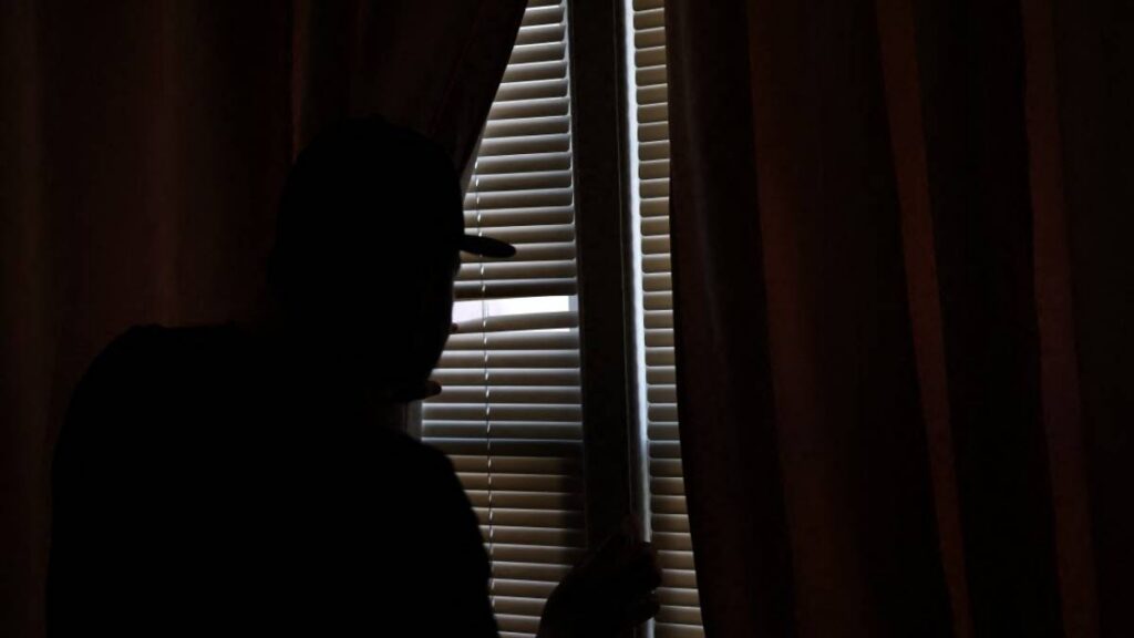 Migrantes mexicanos viven encerrados por miedo al ICE.