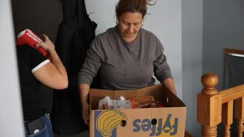 Compras "hormiga" y toque de queda para cuidarse de nuevas redadas de ICE en Chicago