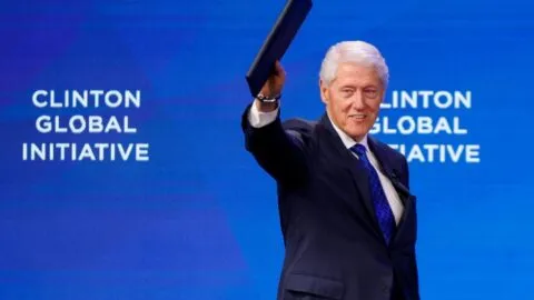 No tenía idea de los delitos que estaba cometiendo Epstein, declara Bill Clinton ante comisión del Congreso