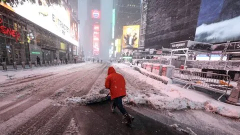La peor tormenta en una década paraliza Nueva York y cancela vuelos desde México