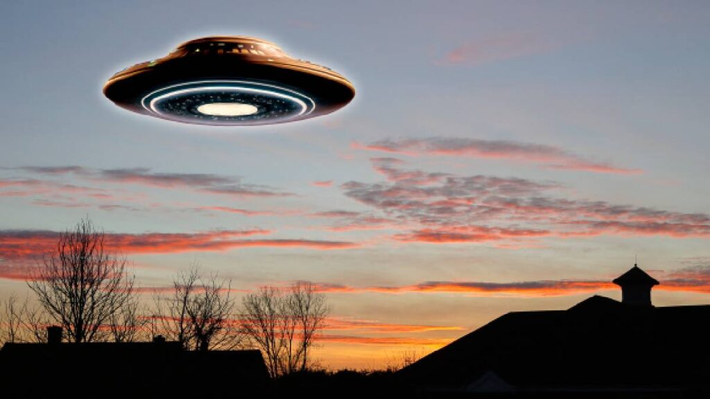 Video muestra objeto sin luces en CDMX; usuarios debaten si es dron, globo u OVNI.