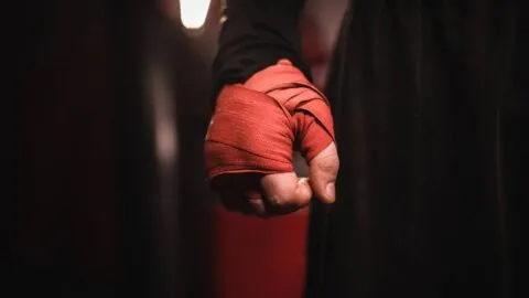 ¡De película! Peleador gana combate de MMA con el brazo roto; video se viraliza