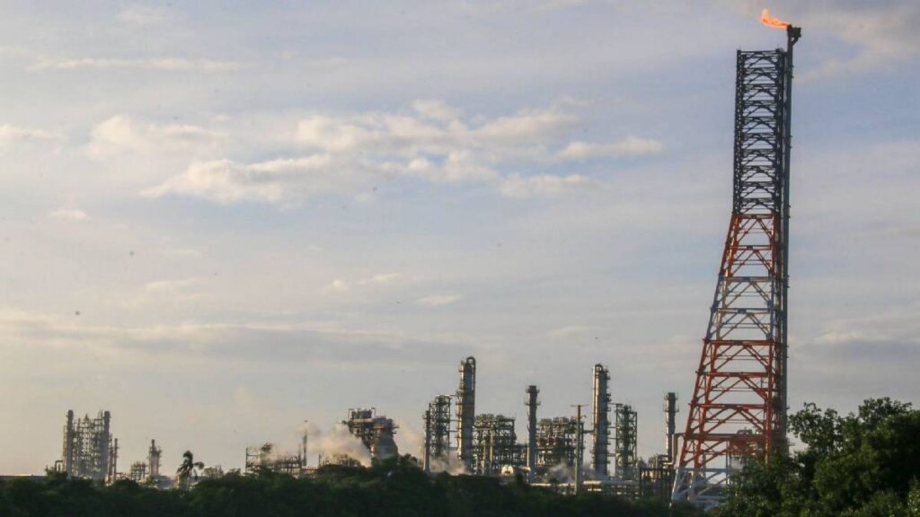 Exportaciones de petróleo mexicano bajan 45% en 2026; Pemex reporta fuerte caída en envíos de crudo al exterior.