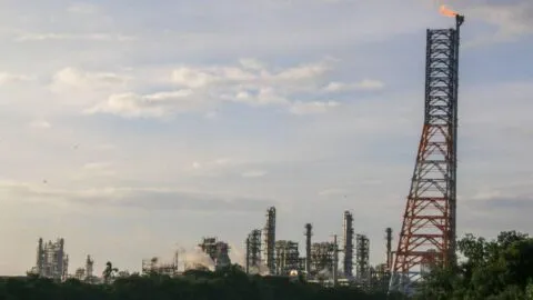 Pemex reporta caída de casi 45% en exportaciones de petróleo mexicano