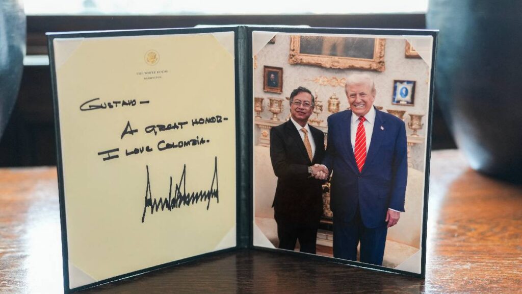 Petro muestra dedicatoria de Trump en libro y provoca críticas durante reunión bilateral en Washington.