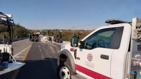 Tráfico lento en la autopista México-Cuernavaca por volcadura de pipa y choque de motociclista