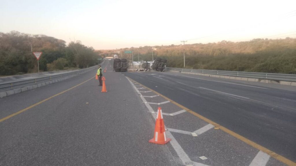 Pipa volcó y cerraron carriles de la México-Cuernavaca.
