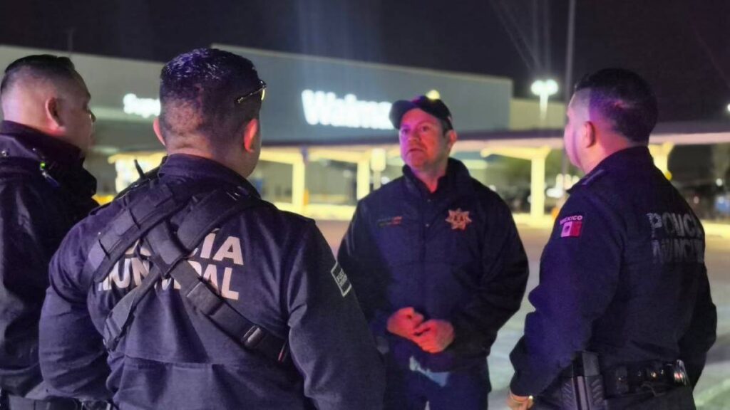 Policías evitan suicidio en puente.