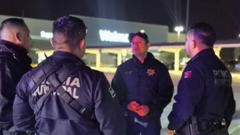 Policías evitan suicidio de un hombre en puente peatonal de Saltillo, Coahuila