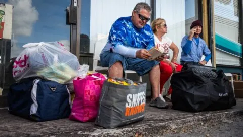 Cubanos en Florida mantienen remesas y paquetes a la isla en medio de crisis energética