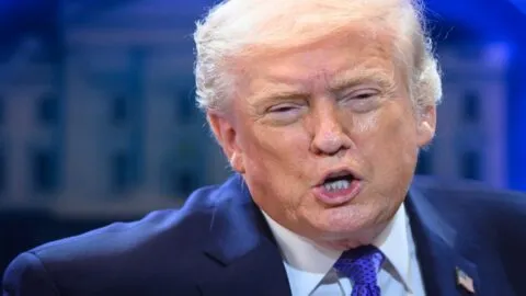 Trump renueva ataque a Corte Suprema y anuncia nuevos aranceles y licencias