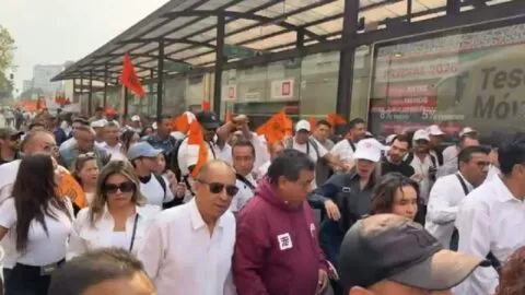 Trabajadores del Metro marchan al Zócalo por falta de refacciones
