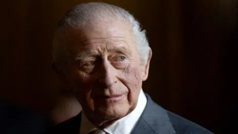 “La ley debe seguir su curso”: Carlos III tras la detención de su hermano Andrés por caso Epstein