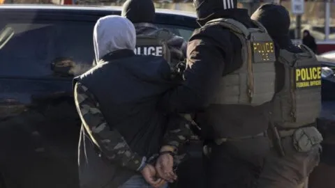 Gobierno de Trump da a ICE facultad para detener refugiados legales