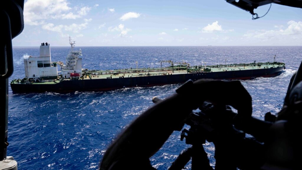 EE. UU. aborda petrolero venezolano en el océano Índico. 