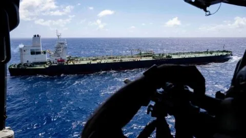 Video: Fuerzas de EE. UU. abordan petrolero venezolano sancionado en el océano Índico