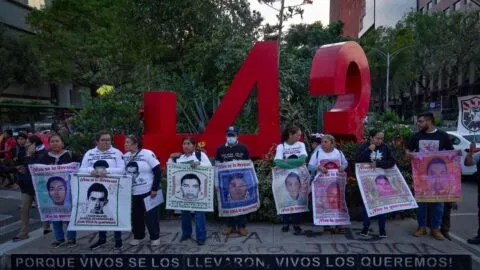 Padres de los 43 normalistas de Ayotzinapa encabezan las movilizaciones en CDMX este 26 de febrero