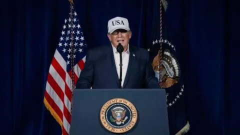 Trump ofrece inmunidad o “muerte segura” a militares de Irán tras ataques