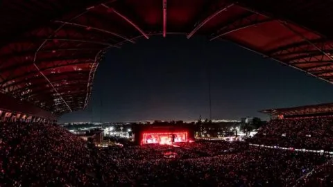 Con gafete y traje: así operan estafadores para vender DVD falso en conciertos