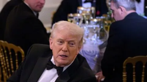 Hombre armado muere tras irrumpir en residencia de Trump en Florida