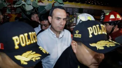 Congreso de Perú destituye al presidente José Jerí