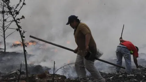 Quema de pastizal en Neza provoca humo en la zona oriente de la CDMX