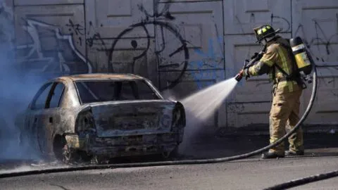 Queman tu auto: Cuándo sí paga el seguro y cuándo no