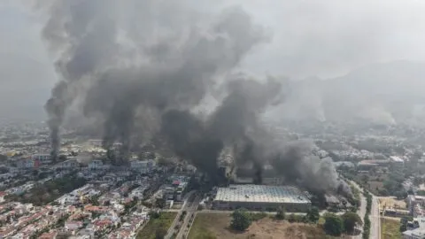 Rapiña y falta de víveres en Jalisco tras bloqueos; sigue código rojo