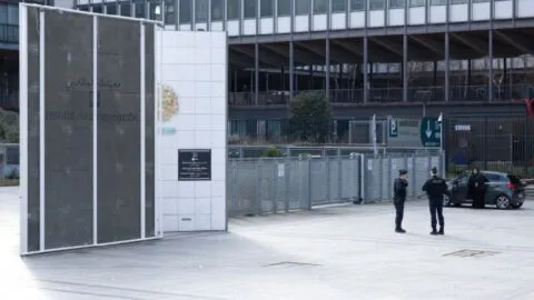 Registran oficinas de exministro de Cultura en Francia relacionado con Jeffrey Epstein