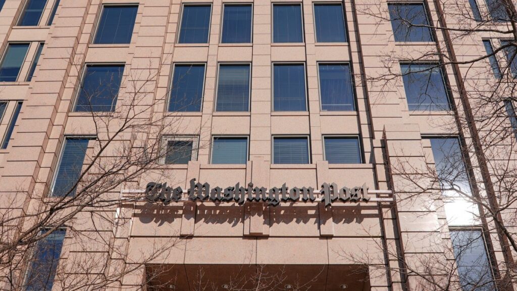 Renuncia director general del Washington Post, días después del despido masivo