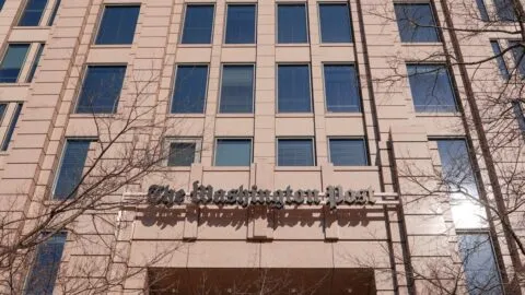 Renuncia director general del Washington Post, días después del despido masivo de un tercio de su personal