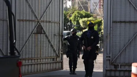 Entregan cuerpo del “Mencho” en CDMX; lo trasladan en carrozas fúnebres