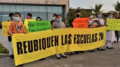 Padres de familia insisten en reubicación de escuelas cercanas a Refinería Olmeca